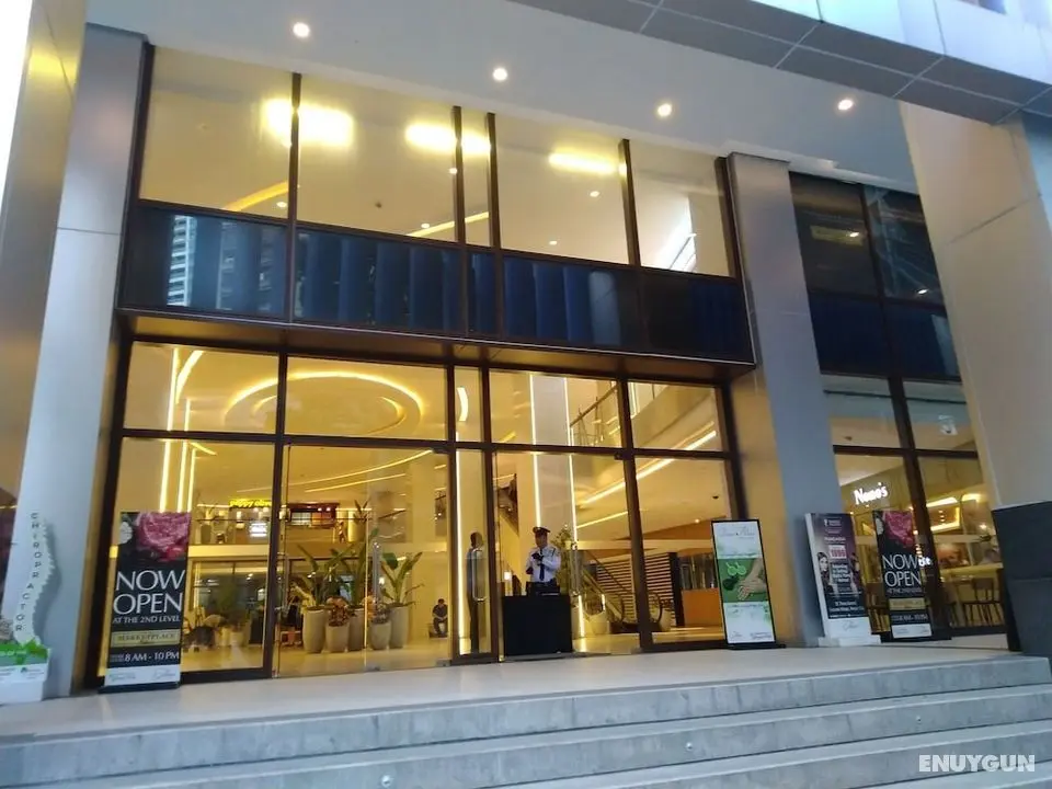 The Peak Tower in heart of Makati CBD - Yerinde Yemek