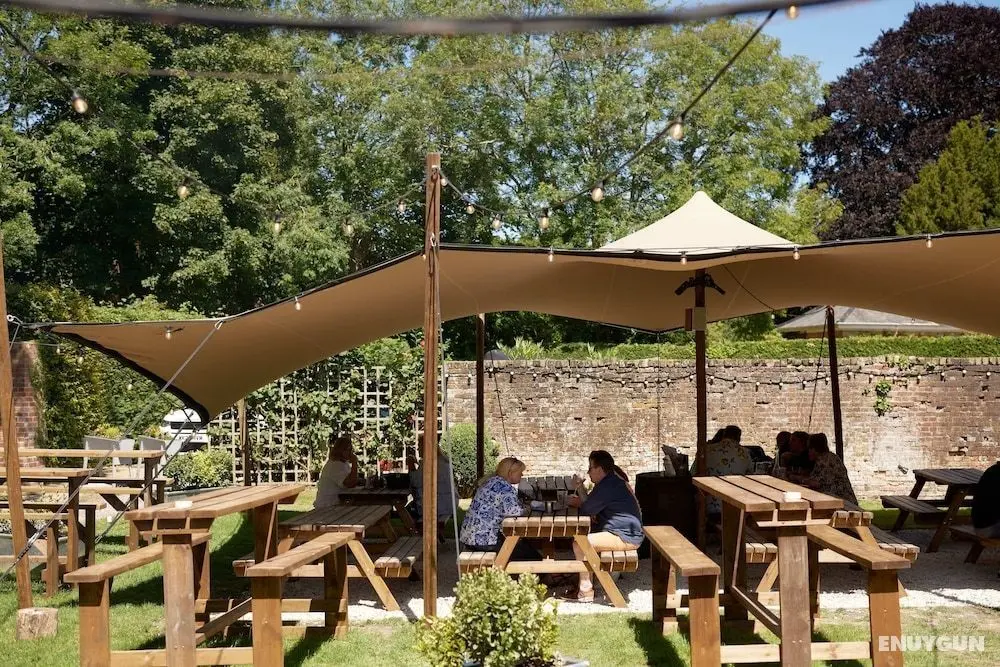The Pembroke Arms - Dış Mekanlar
