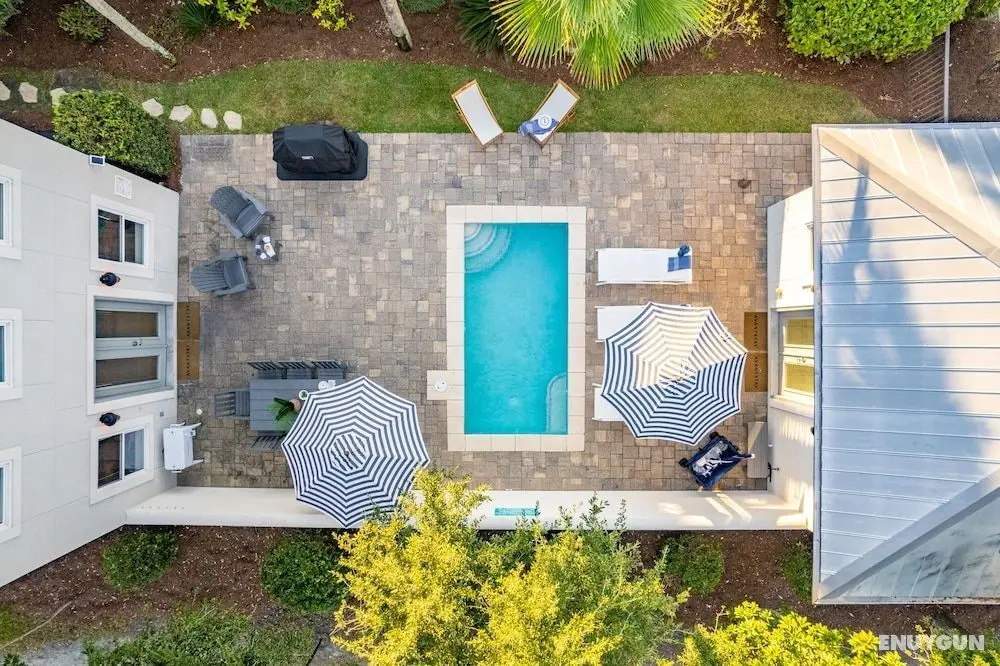 Perry by Avantstay Walk to Miramar Beach! w/ Pool & Guest House! - Öne Çıkan Resim