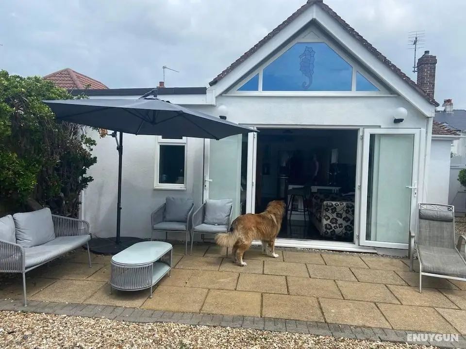 Pet Friendly, Unique 4-bed Bungalow in Porthcawl - Dış Mekan