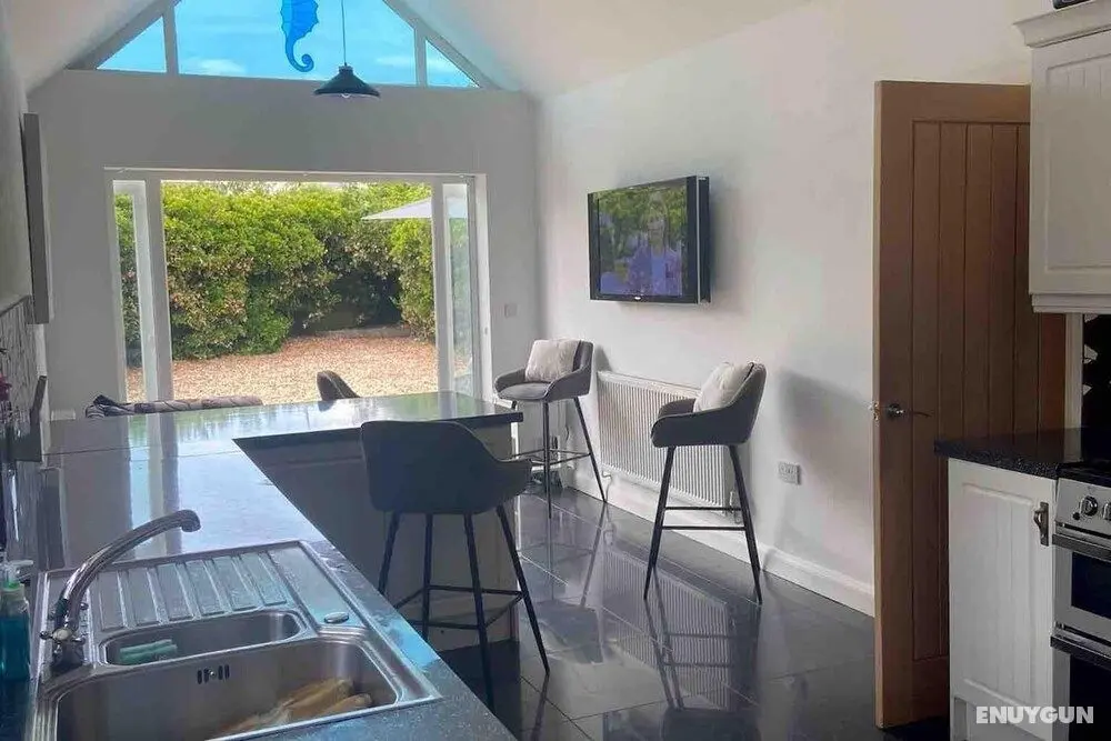 Pet Friendly, Unique 4-bed Bungalow in Porthcawl - Öne Çıkan Resim