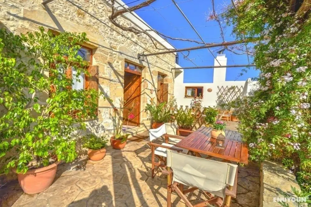 Picturesque Traditional Stone House - Öne Çıkan Resim