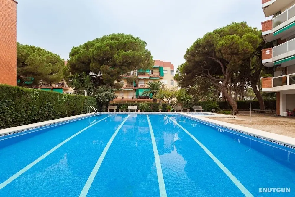 Pineda Be My Guest Castelldefels - Havuz