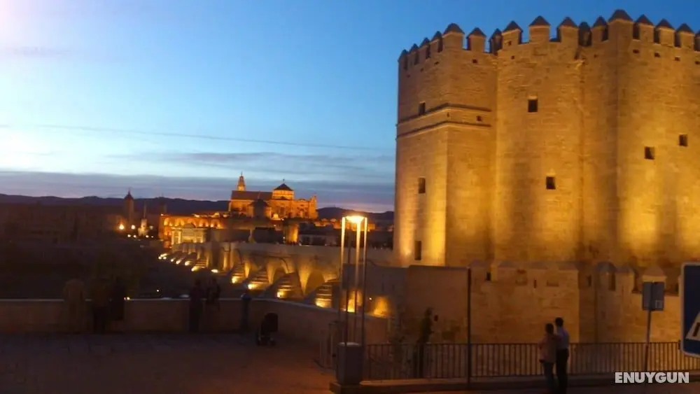 Piso junto al Puente Romano y Mezquita con cochera - Dış Mekan