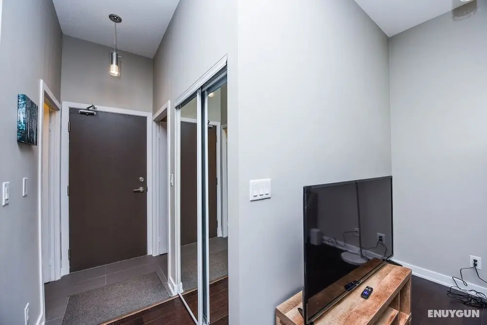 PlanURstay - Mississauga Downtown Square One - Lobi