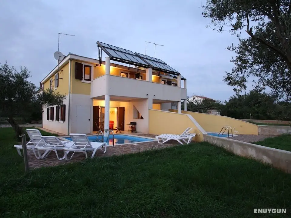 Plush Holiday Home in Novigrad With Patio - Öne Çıkan Resim