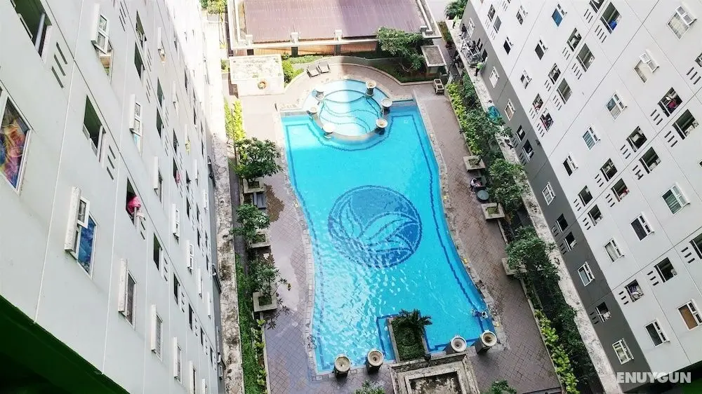 Pool View Apartment Green Pramuka - Havuz