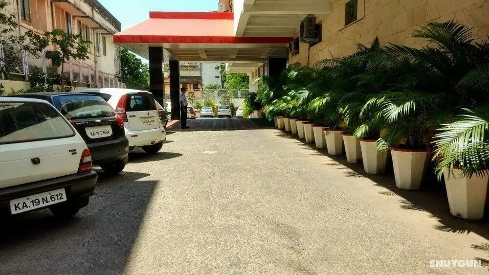 Hotel Poonja International - Dış Mekan