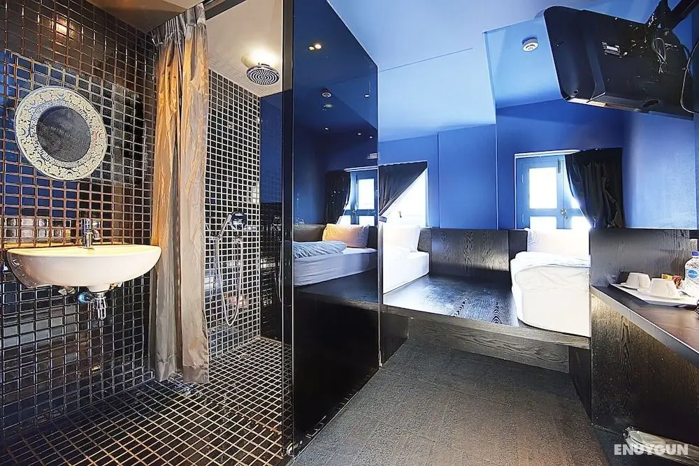 Porcelain Hotel (SG Clean) - Öne Çıkan Resim