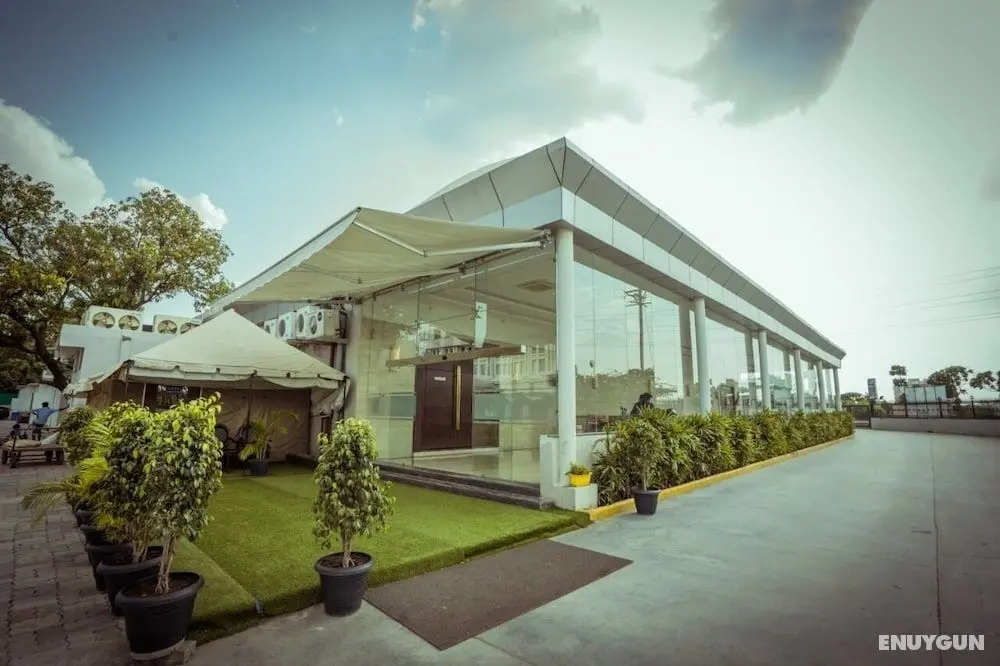 Pride Hotel & Convention Centre Indore - Dış Mekan