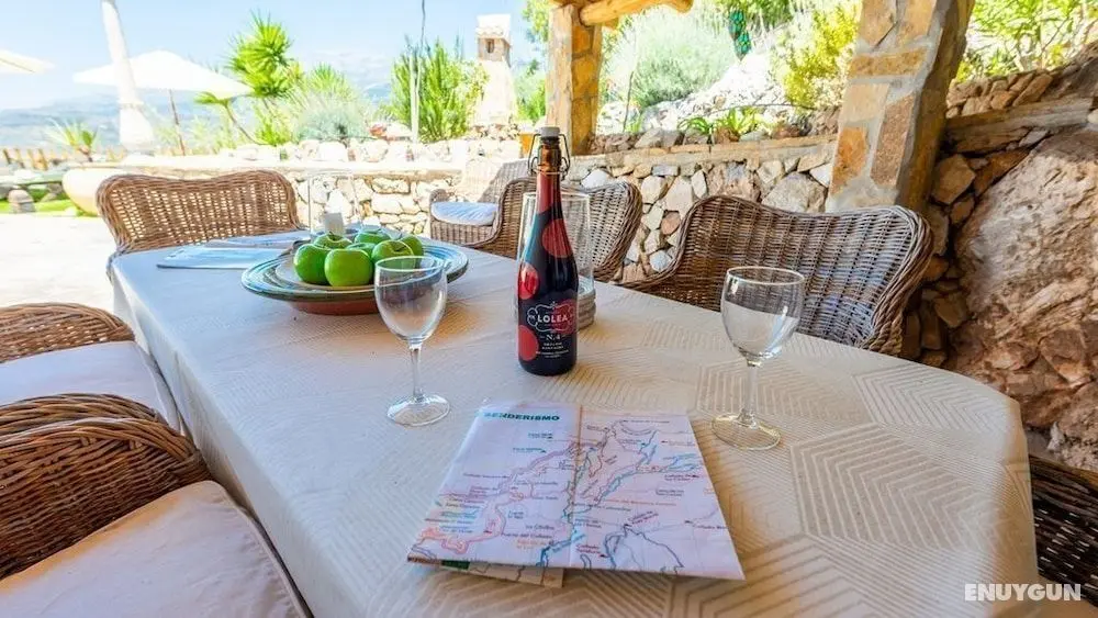 Private, Bright, Spacious House with Pool & Hot Tub - Dış Mekanlar