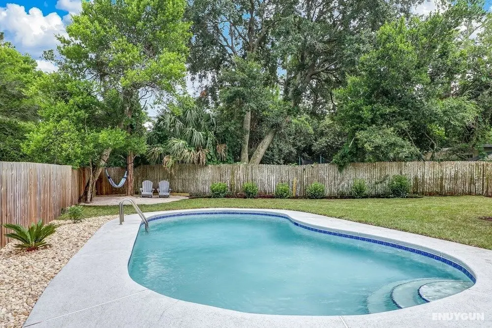 Private Pool Oasis, Walking Distance to the Beach - Havuz