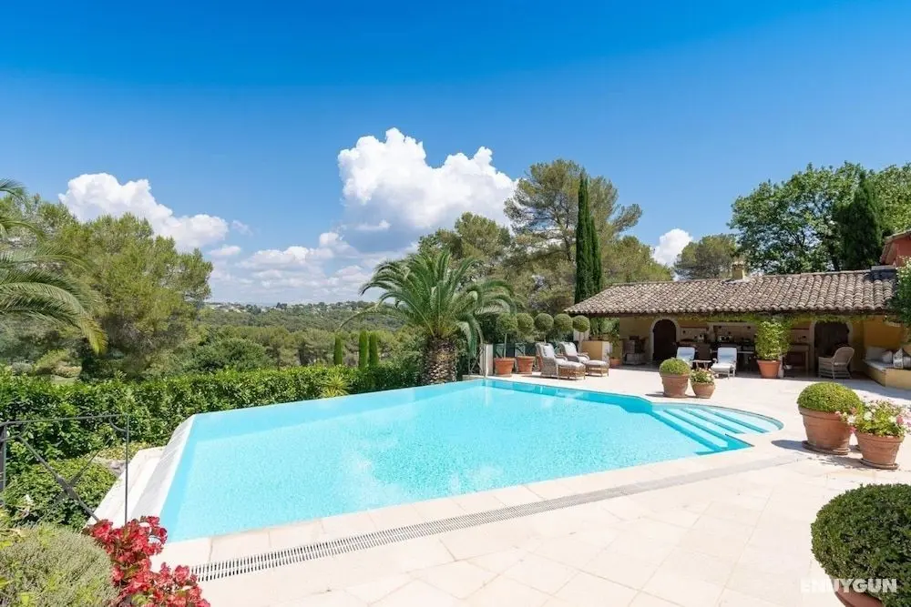 Provencal in a Height Overlooking Greenery - Havuz