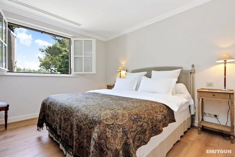 Provencal in a Height Overlooking Greenery - Öne Çıkan Resim