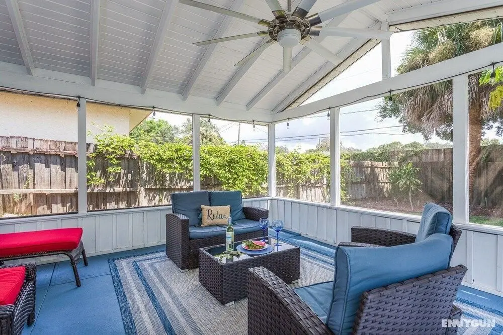 Quaint Cottage in a South Sarasota Neighborhood - Öne Çıkan Resim