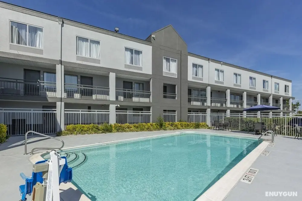 Quality Inn near Ft. Bragg - Havuz