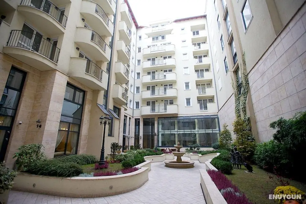 Queen's Court Hotel & Residence - Dış Mekanlar