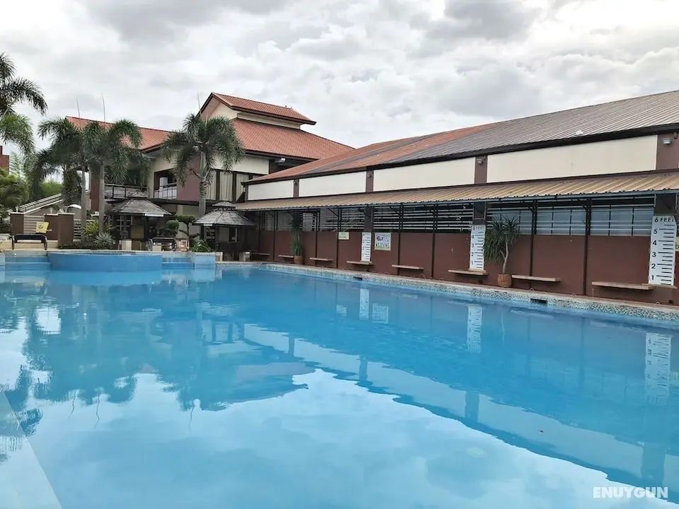 Quezon Premier Hotel Candelaria - Havuz