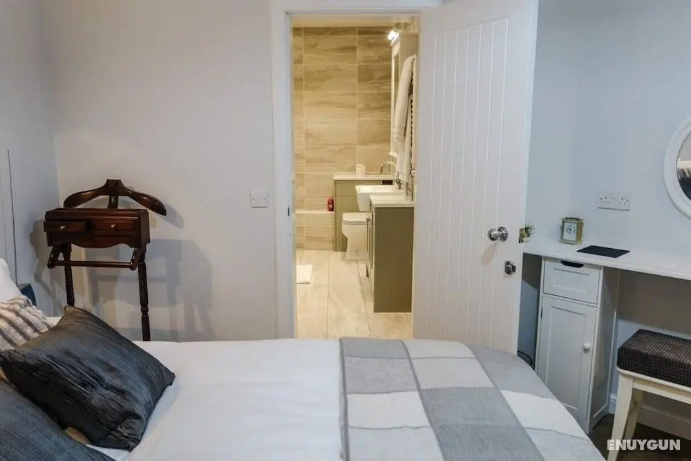 Quiet Ground Floor Mews Flat and Parking - Oda