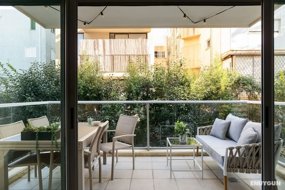 Quiet Hideaway & Terrace near Beach by FeelHome - Oda Düzeni