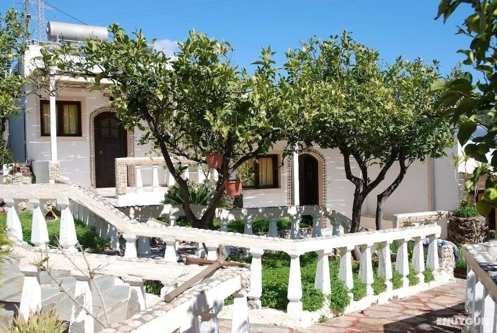 Quiet Place With Efflorescent Garden - Öne Çıkan Resim