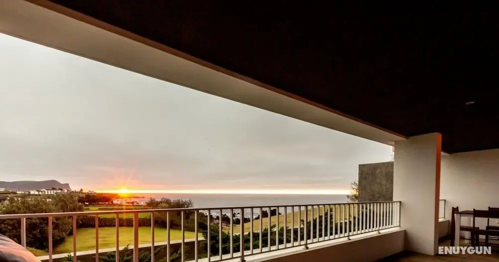 Quinta do Mar - Watch The Sun Rise Over The Ocean From Your Bed - Oda