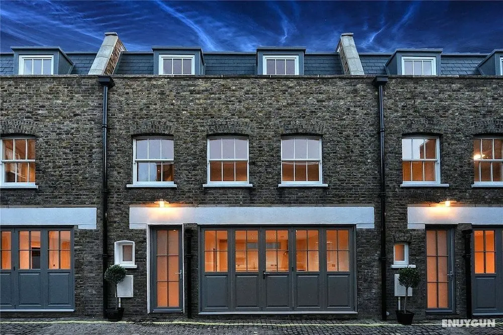Rainsford Mews by Lime Street - Öne Çıkan Resim