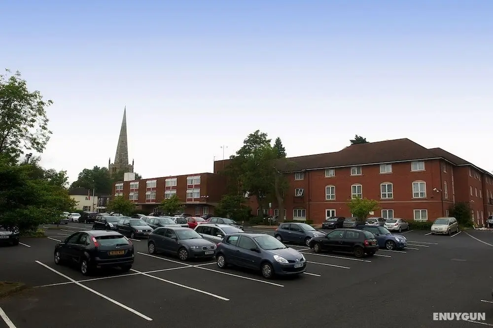 Ramada by Wyndham Birmingham Solihull - Otopark