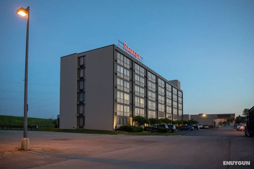 Ramada by Wyndham Cedar Rapids - Dış Mekan