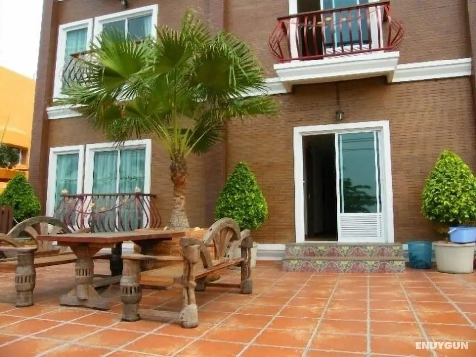 The Red Balcony Inn - Öne Çıkan Resim