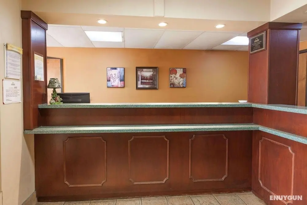 Red Carpet Inn - Lobi