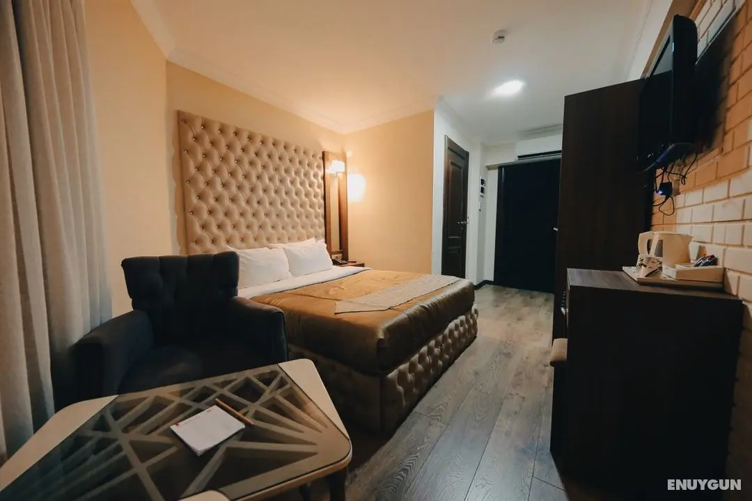 Red Green Hotel - Genel