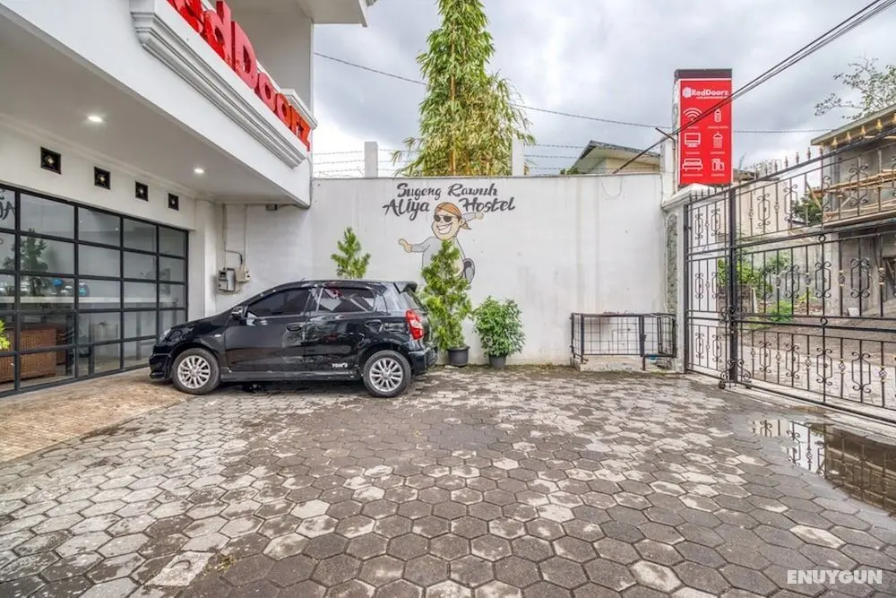 RedDoorz Hostel near Stadion Mandala Krida Yogya - Otopark