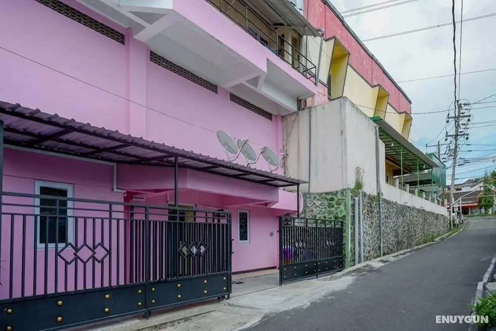 RedDoorz @ Jalan Gatot Subroto Semarang - Dış Mekan