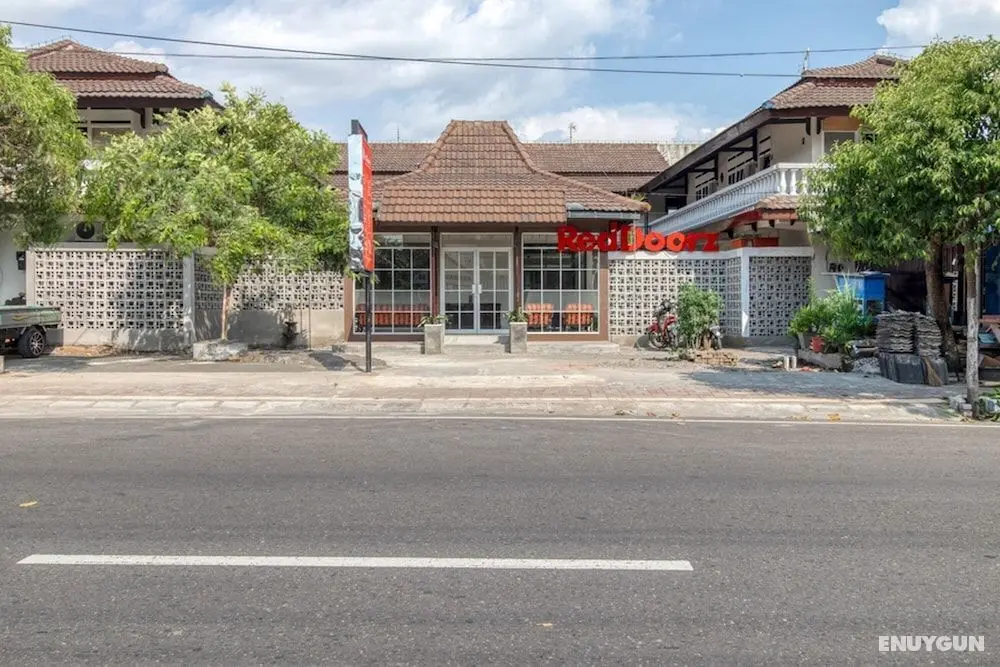 RedDoorz near Malioboro Tugu Station Jogja 2 - Otopark