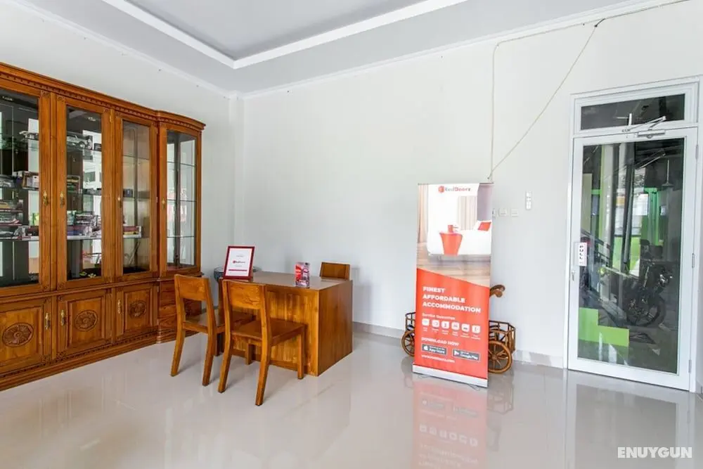 RedDoorz Near Universitas Muhammadiyah Yogyakarta - Lobi