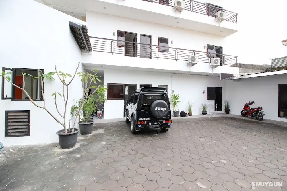 RedDoorz Plus @ Affandi Gejayan - Otopark