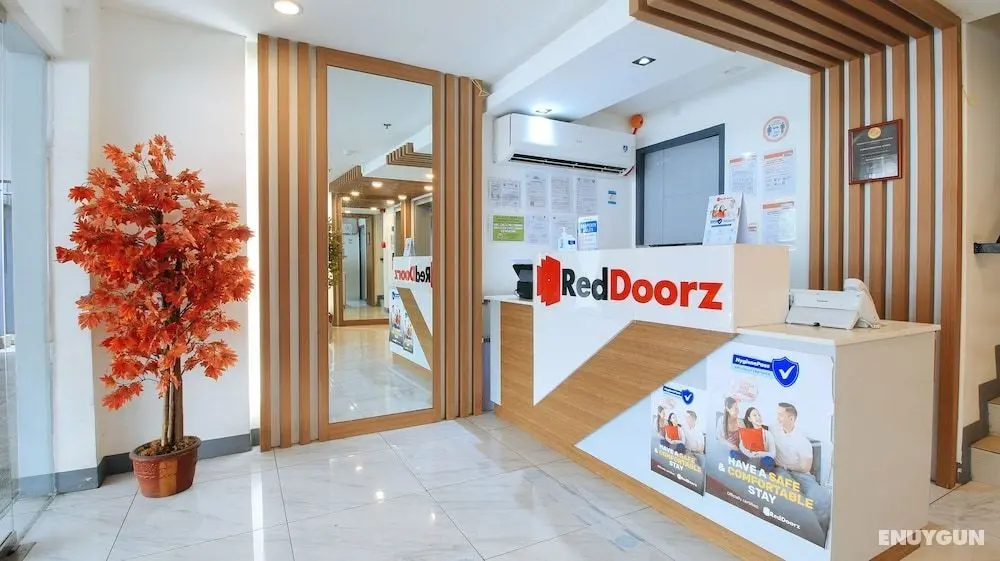 RedDoorz Plus @ Jardin Suites Guadalupe Nuevo - Lobi