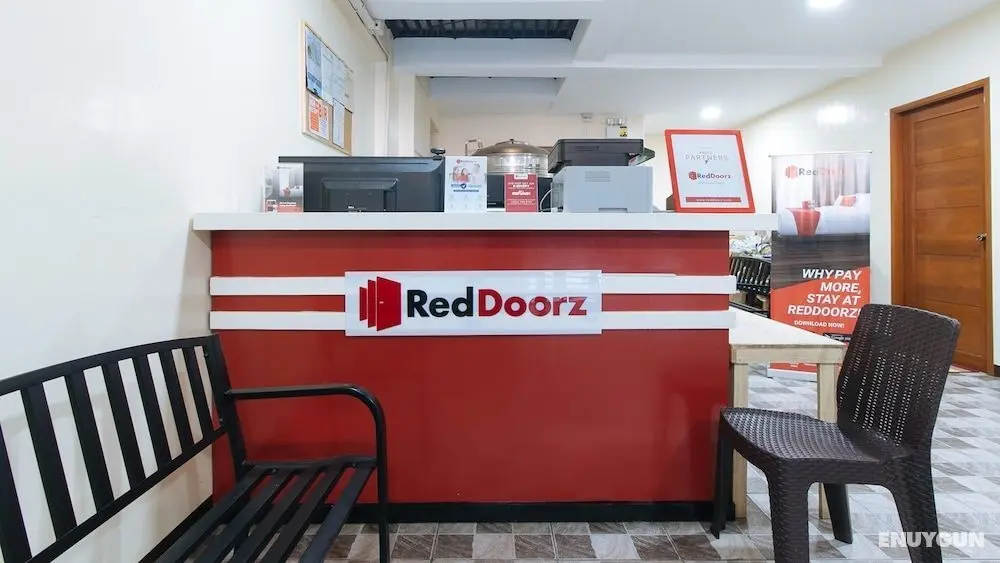 RedDoorz Plus near BGC Mall - Lobi