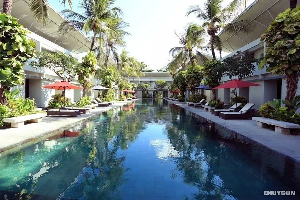 RedDoorz Plus near Kuta Square - Havuz