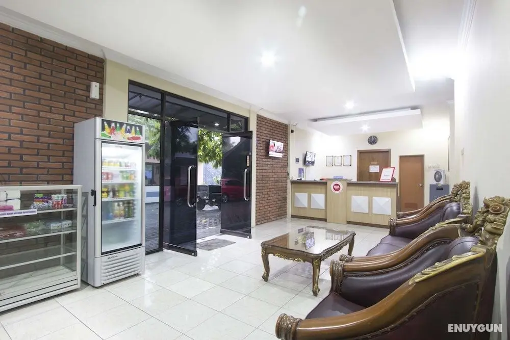 RedDoorz Plus near Stadion Mandala Krida - Lobi