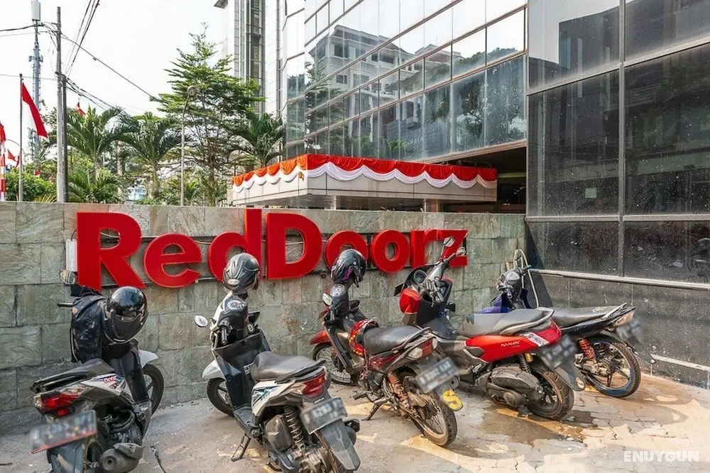 RedDoorz Plus near Taman Ismail Marzuki - Dış Mekan