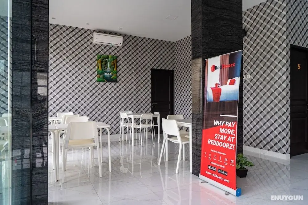 RedDoorz Plus near Teras Kota 3 - Lobi