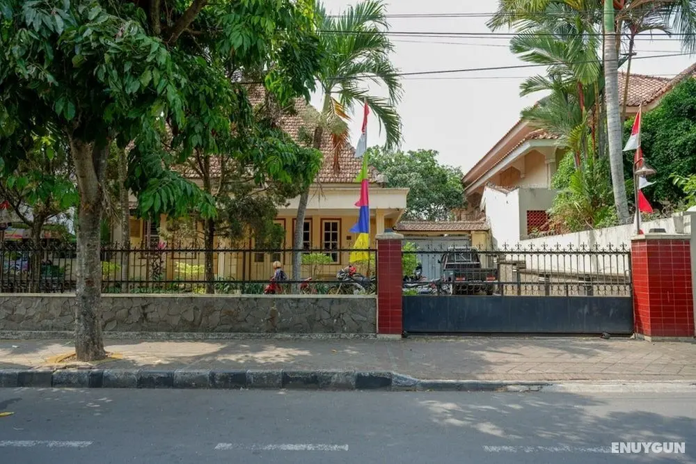 RedDoorz Syariah near Alun Alun Purwokerto - Dış Mekan