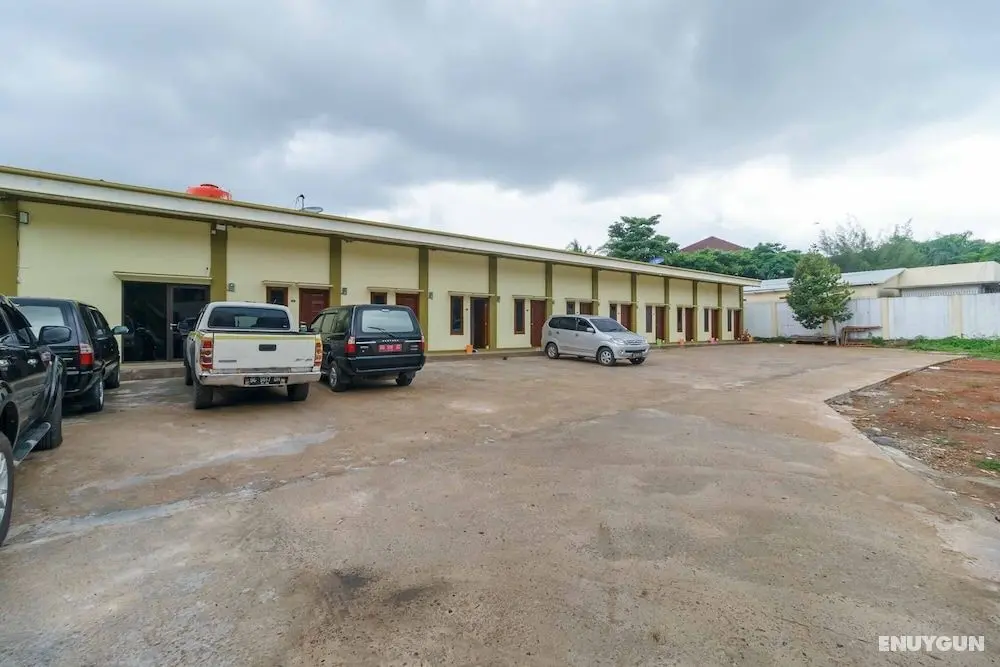RedDoorz Syariah near Muara Enim Train Station - Otopark