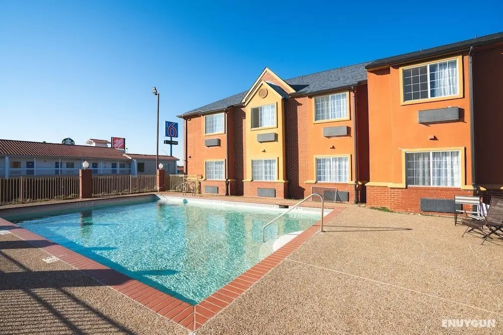 Regency Inn & Suites - Havuz
