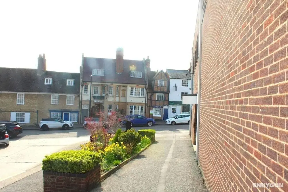 Remarkable 3-bed Apartment in Newport Pagnell - Dış Mekan