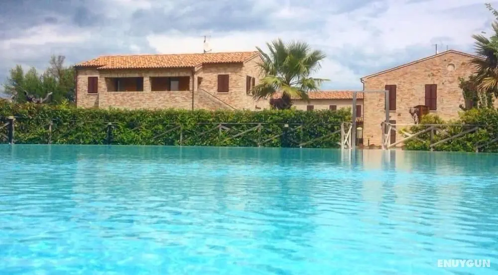 Residence Casale Torrenova al Conero - Havuz