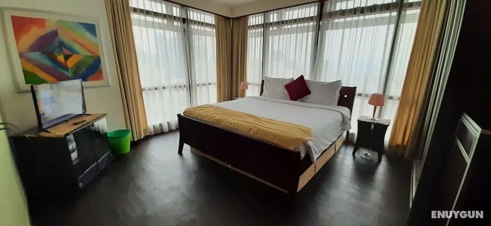 Rihanna Service Suite at Times Square - Öne Çıkan Resim