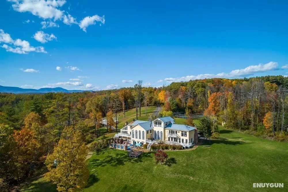 River House by Avantstay Historic & Secluded Estate on the Hudson River w/ Pool Sleeps 24! - Öne Çıkan Resim